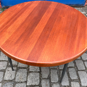 Esstisch Niels Bach mit Füßen von Natural Goods Berlin