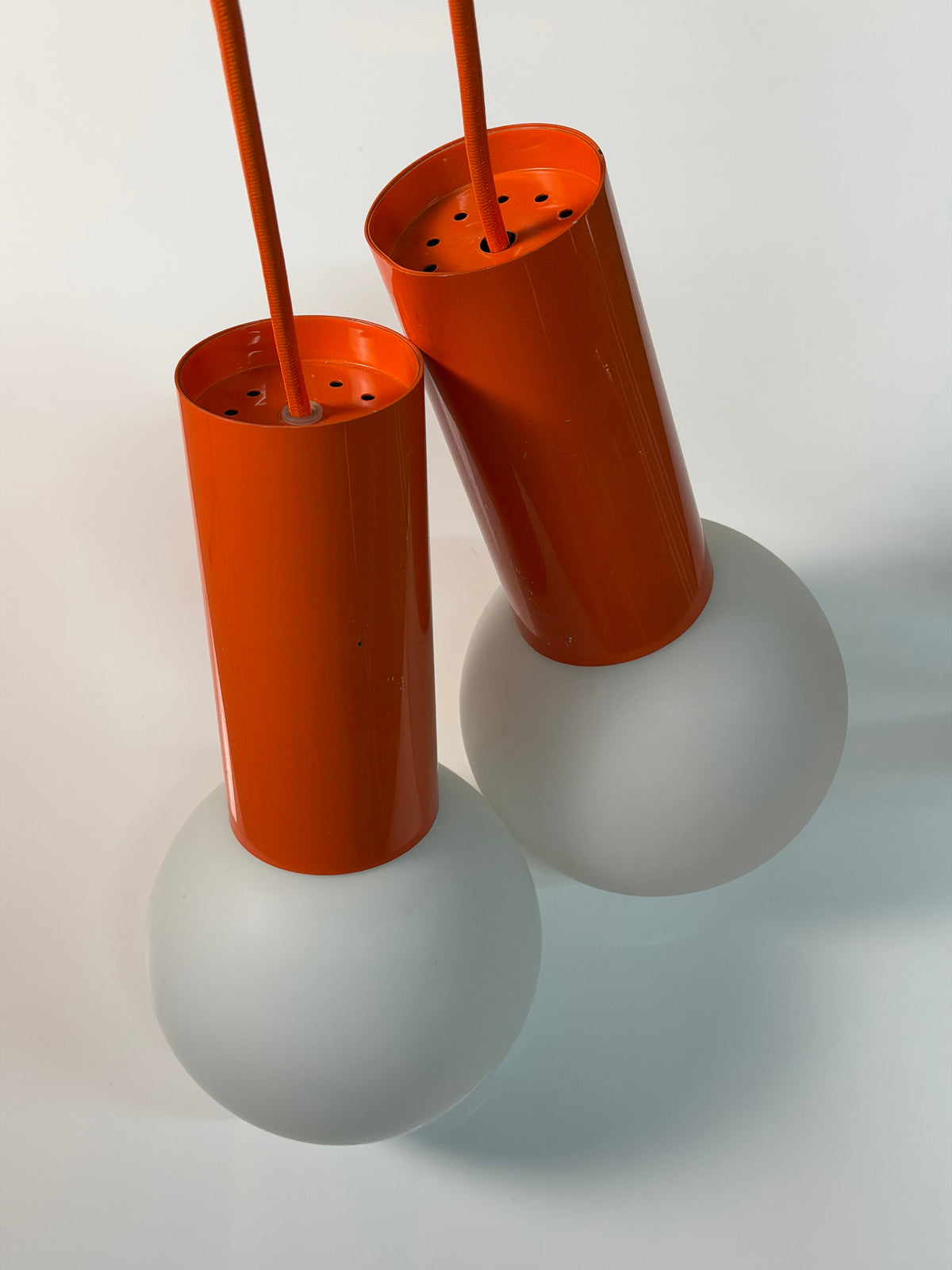 Set: 2x Hängelampe orange mit Opalglas Globus