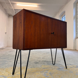 Schmale Kommode Teak auf Hairpinlegs aus Dänemark