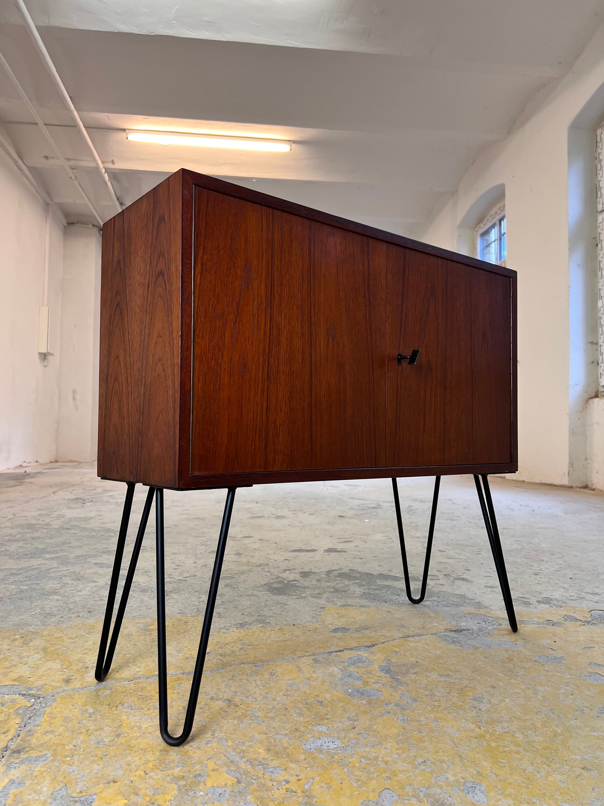 Schmale Kommode Teak auf Hairpinlegs aus Dänemark