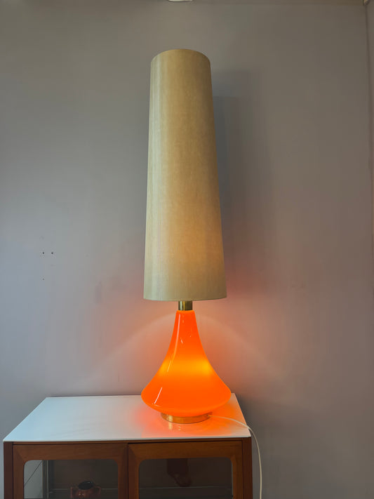 Bodenlampe orange Glas mit leuchtendem Fuß