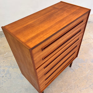 Kommode Teak mit eingelassenen langen Griffen aus Dänemark
