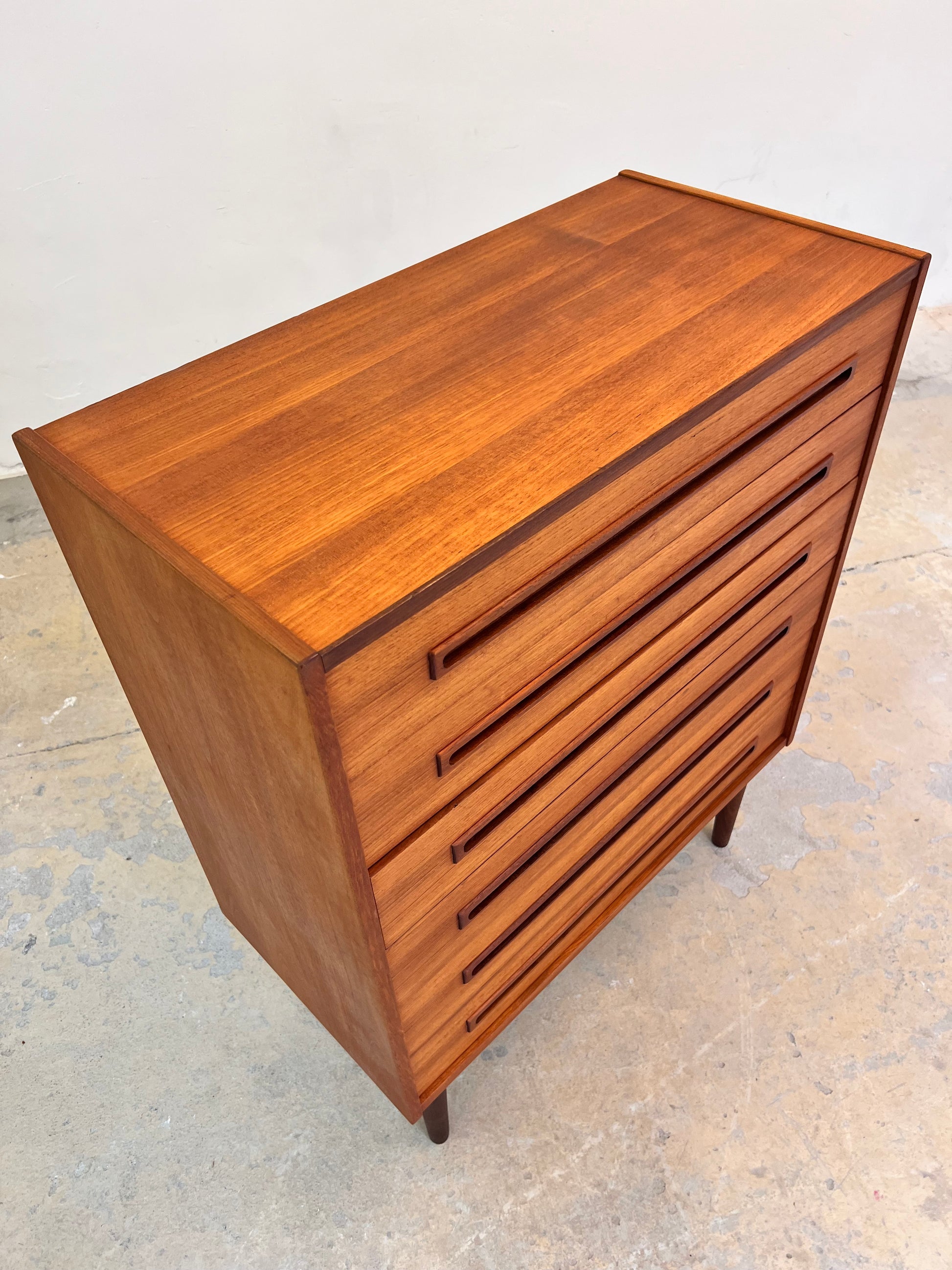 Kommode Teak mit eingelassenen langen Griffen aus Dänemark