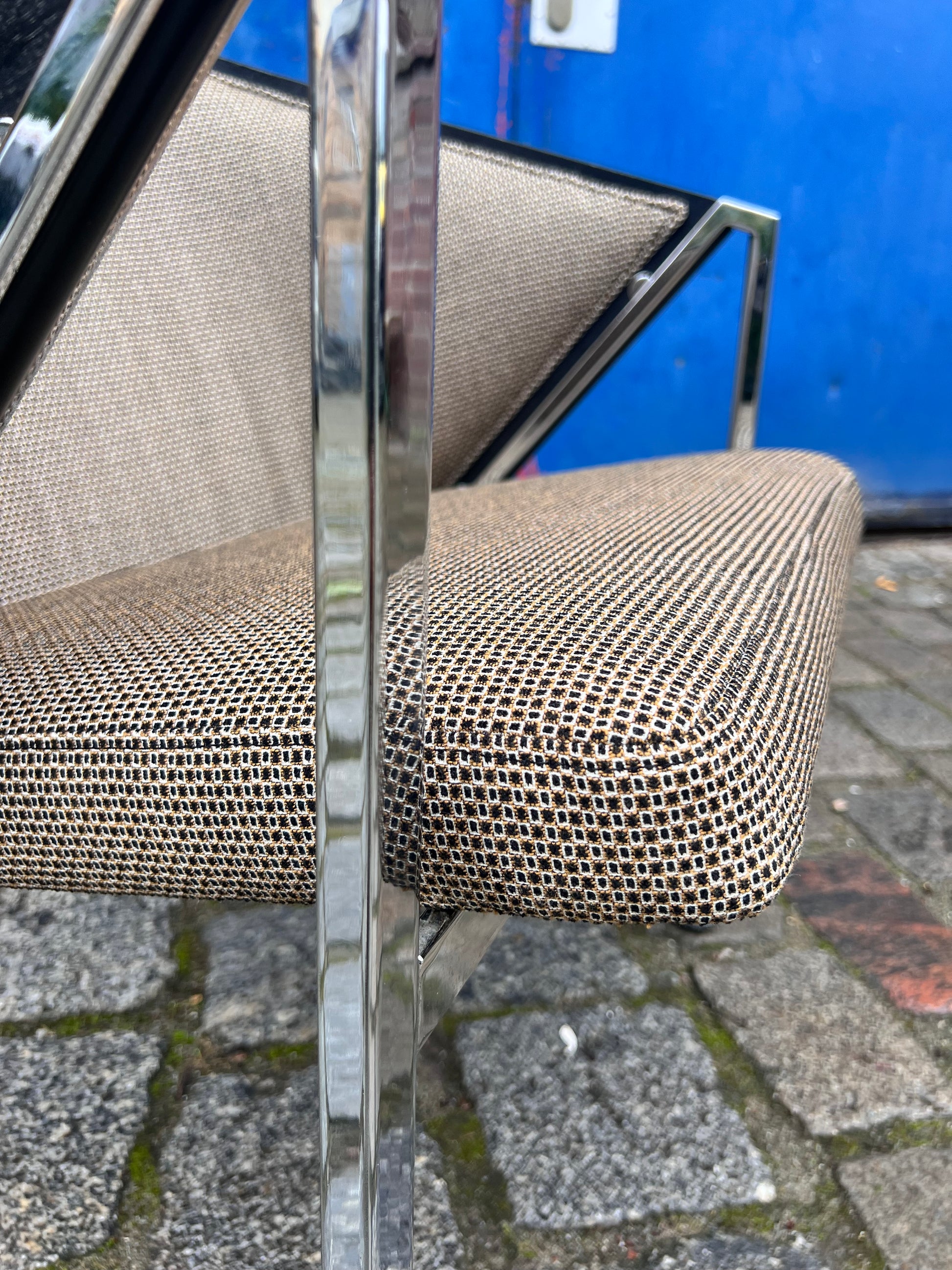 Sessel Mondi grau schwarz Chrom von Jouko Järvisalo für Inno Interior Oy - neu gepolstert