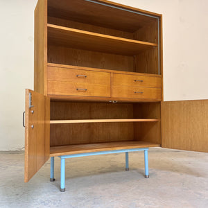 Schrank Typ 426/F Esche ohne Glastüren mit neu lackiertem Gestell von Hellerau