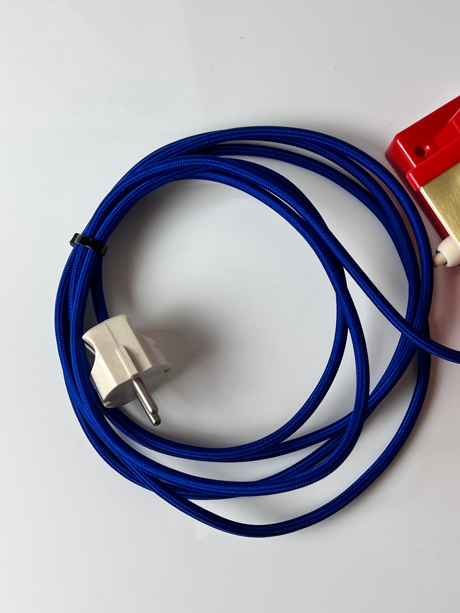 Wandleuchte rot gold von Lyfa Dänemark