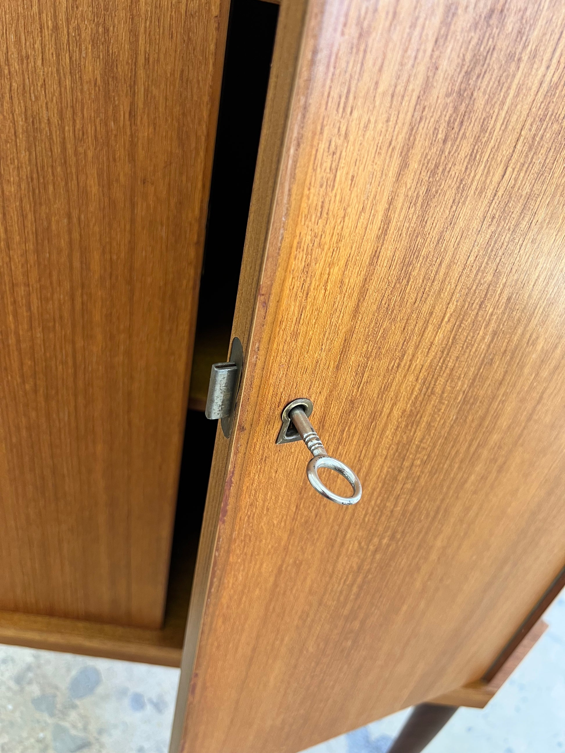Eckschrank Teak mit Schloss aus Dänemark