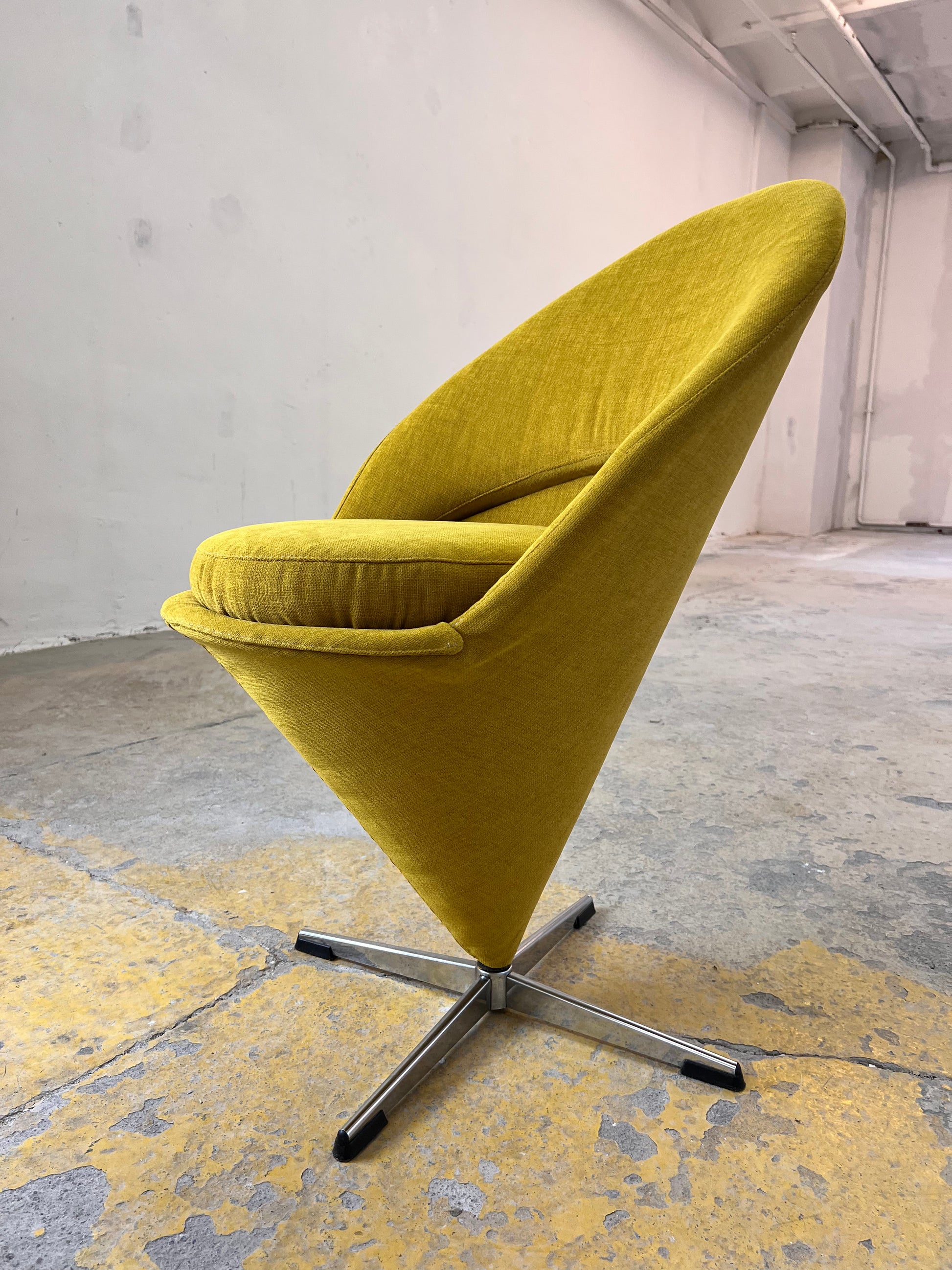 „Cone Chair“ gelb von Verner Panton neu bezogen