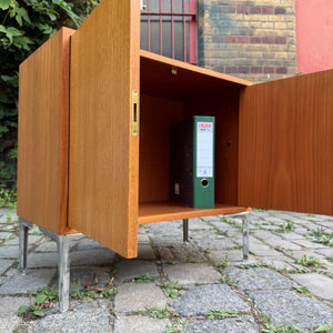 Kleines Sideboard mit Schloss & neuen Chromfüßen