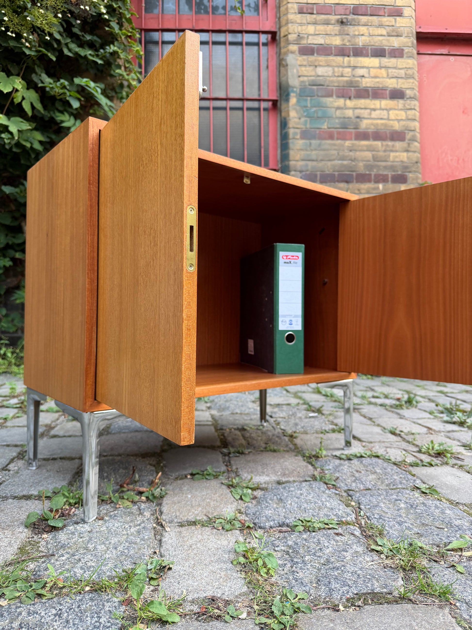 Kleines Sideboard mit Schloss & neuen Chromfüßen