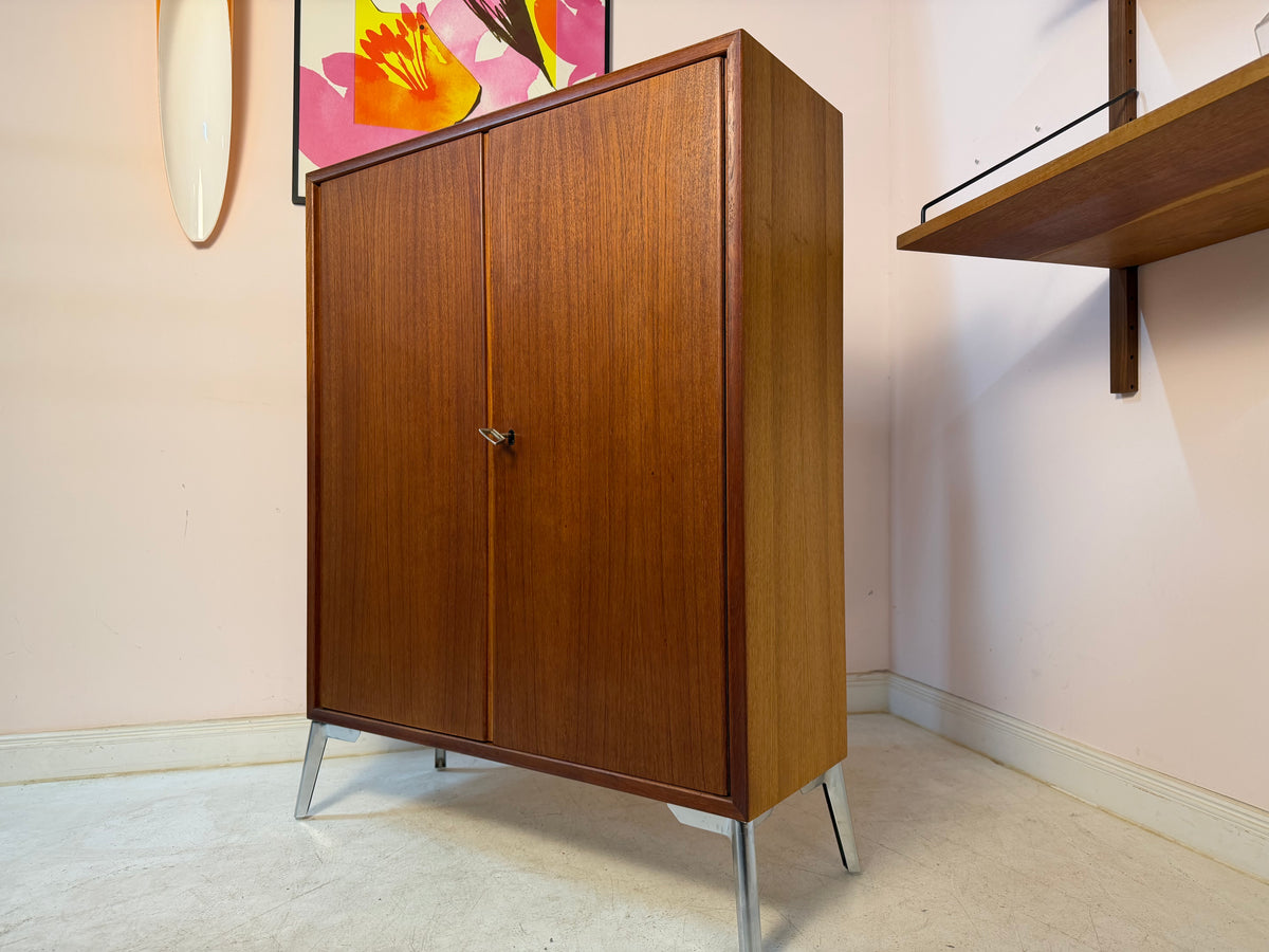 Schrank Teak mit Schloss & neuen Chromfüßen von Heinrich Riestenpatt