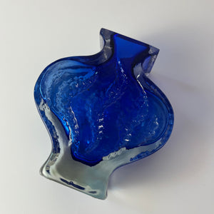 Vase blau mit Gravur von Ingrid Glas