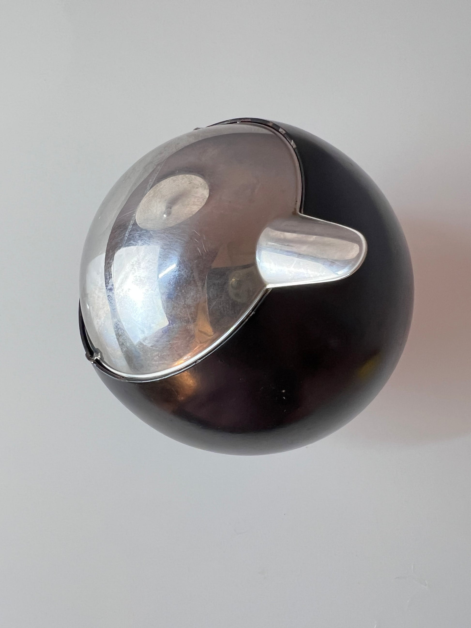 Kugelaschenbecher schwarz Chrom von Quist