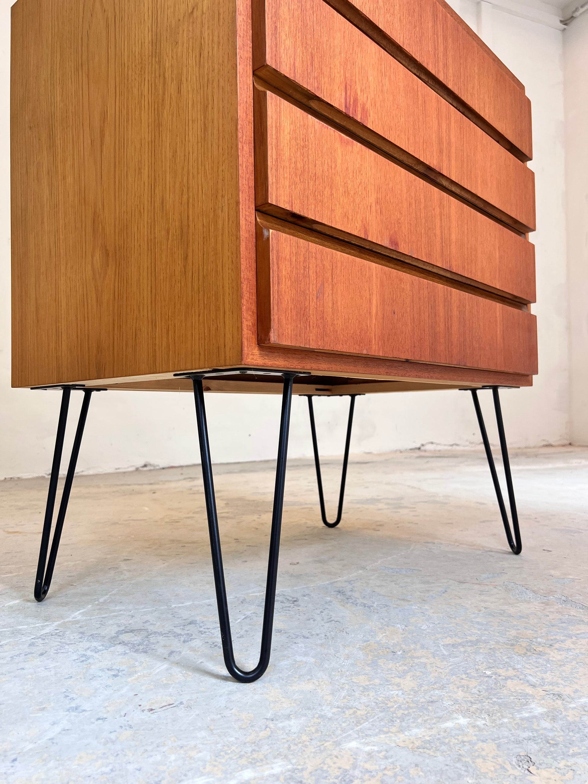 Kommode Teak auf Hairpinlegs von IDEE Möbel