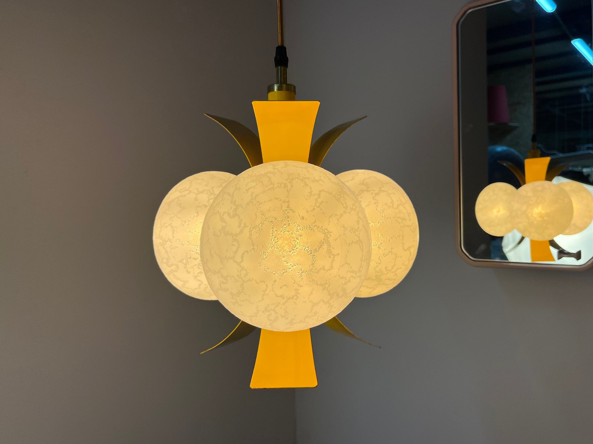 Hängelampe gelb weiß von Richard Essig