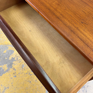 Kommode Teak mit geraden Griffen aus Dänemark