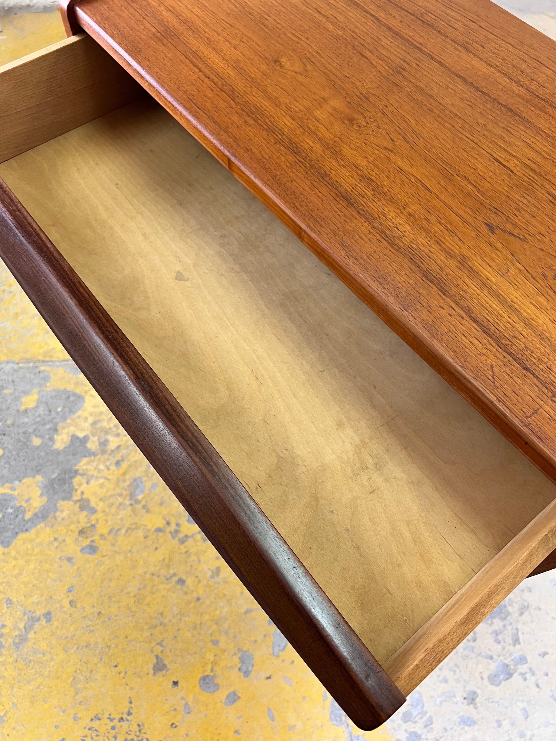 Kommode Teak mit geraden Griffen aus Dänemark