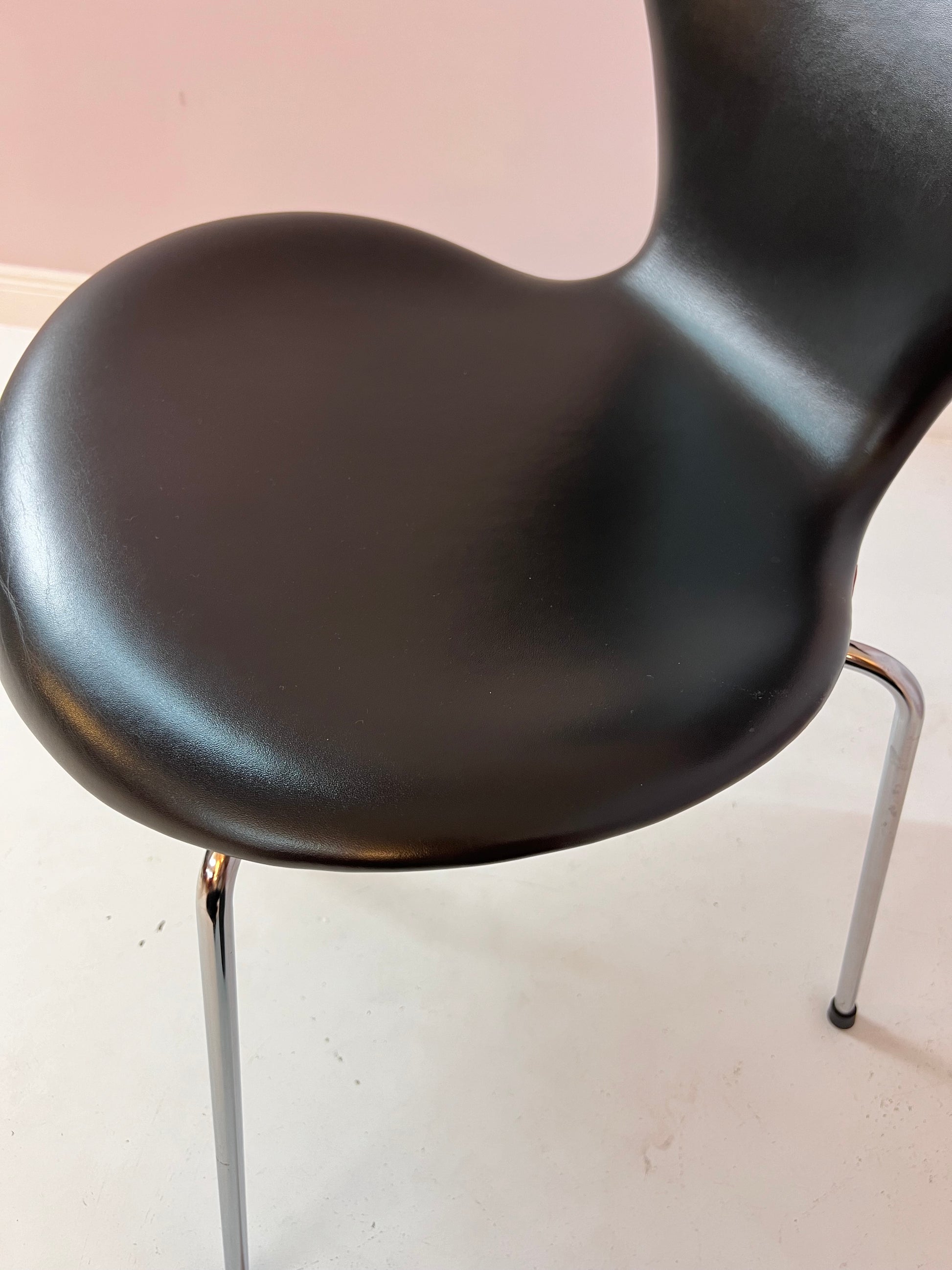 Polsterstuhl Serie 7 dunkelbraun Echtleder von Arne Jacobsen für Fritz Hansen