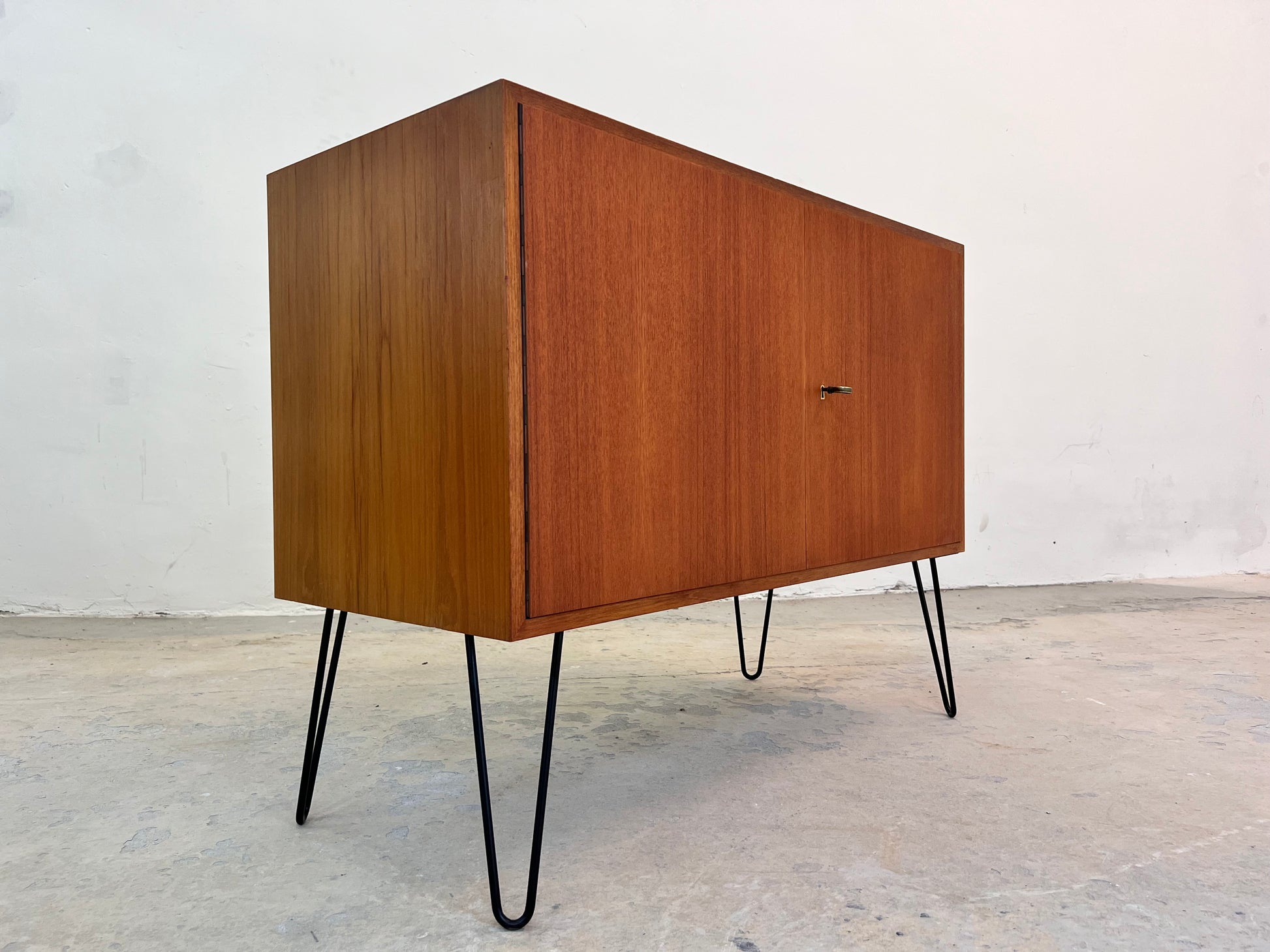 Schrank Teak auf Hairpinlegs