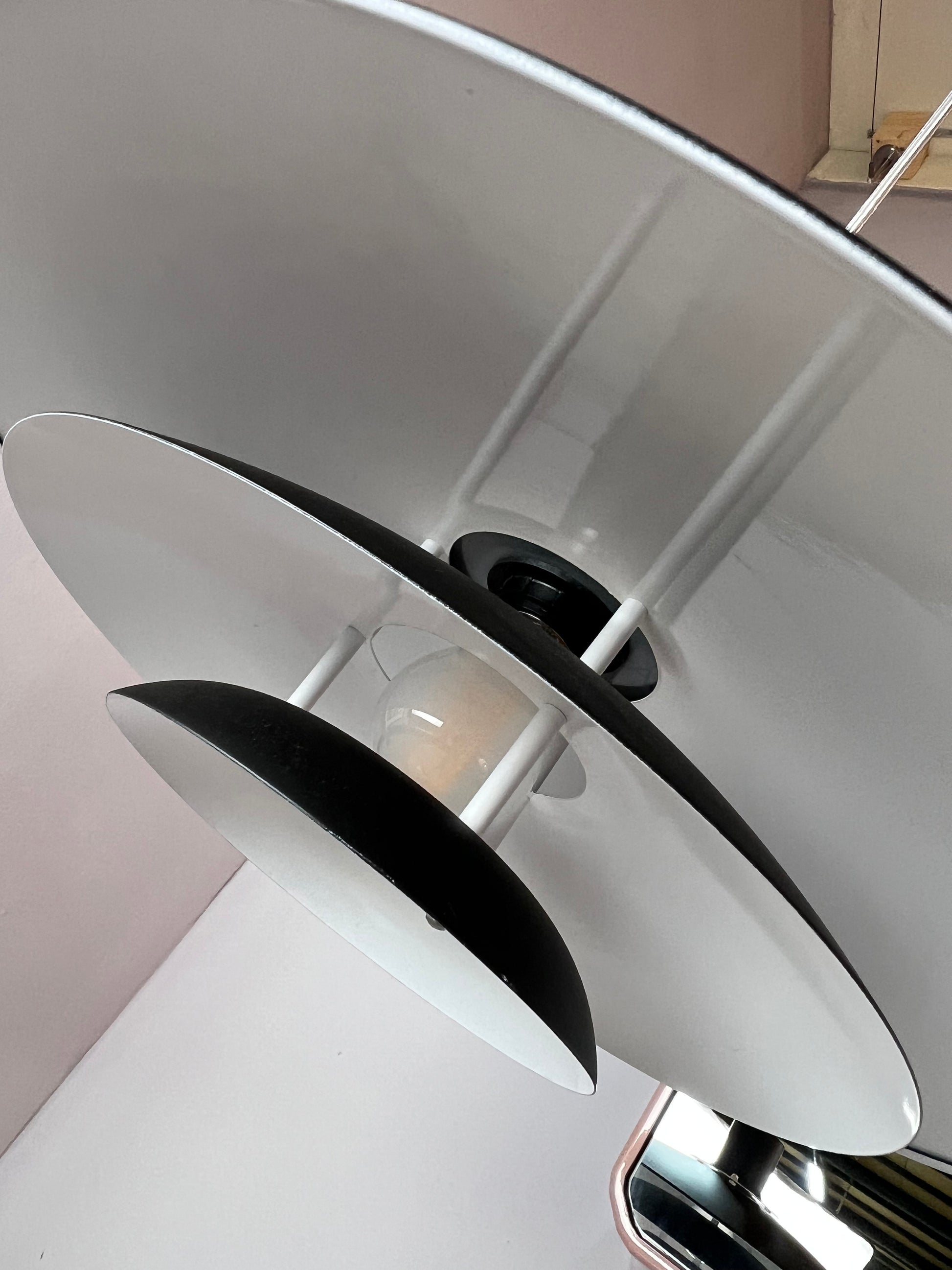 Lamellenlampe schwarz weiß aus Dänemark