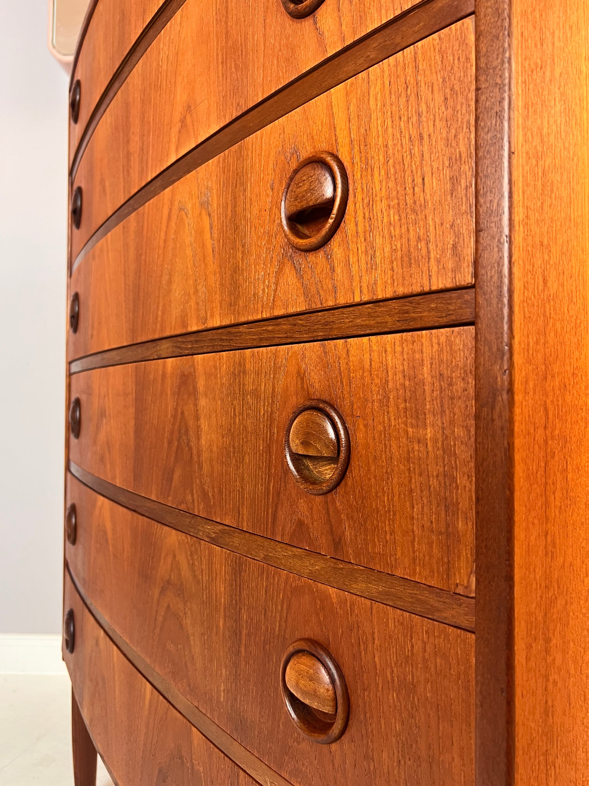 Kommode mit gerundeter Front Teak aus Dänemark