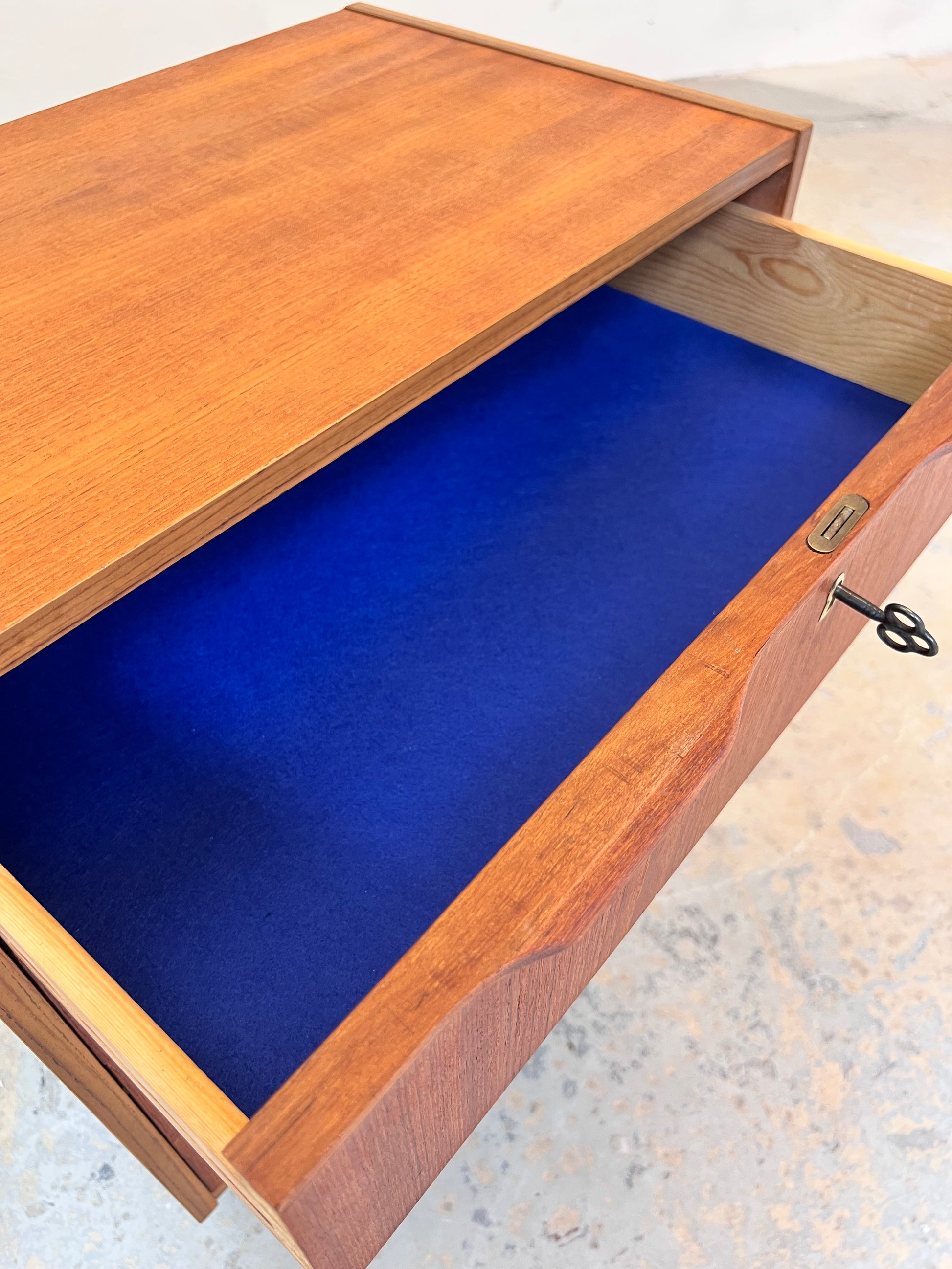 Kommode Teak mit Schloss aus Dänemark