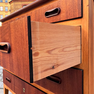 Kommode Teak mit vier abschließbaren Schubläden aus Dänemark