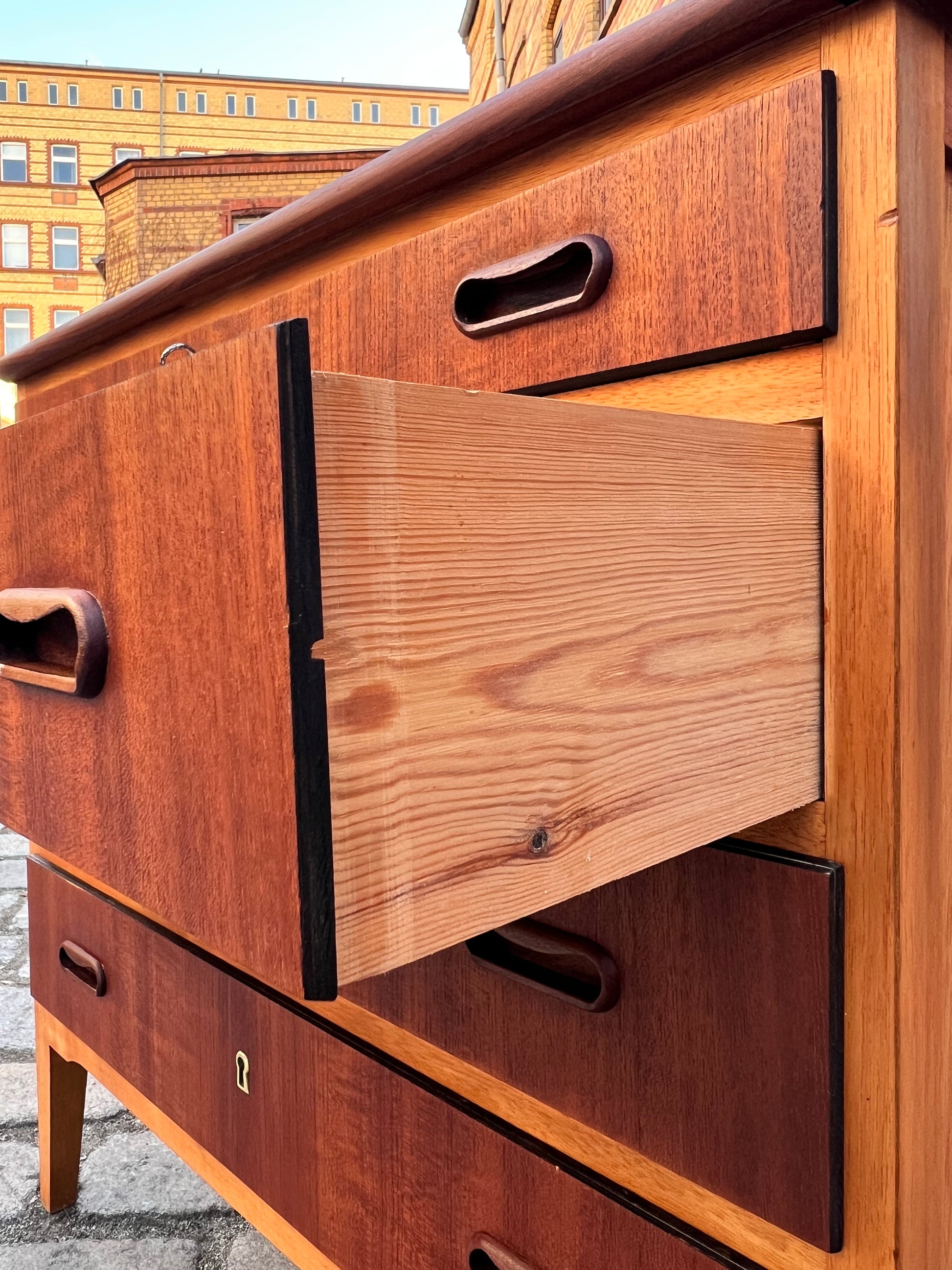 Kommode Teak mit vier abschließbaren Schubläden aus Dänemark