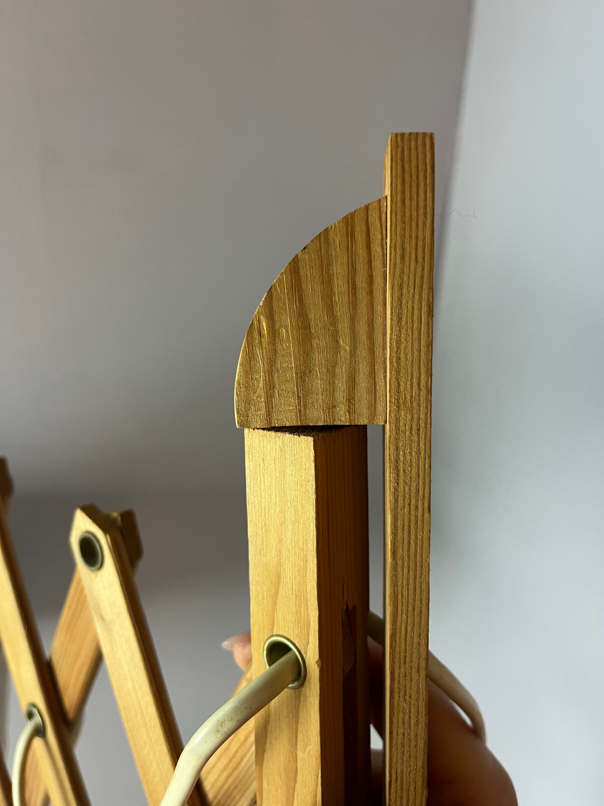 Scherenlampe beige Holz von Le Klint