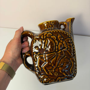 Karaffe braun Keramik mit Heiliger Georg Rittermotiv