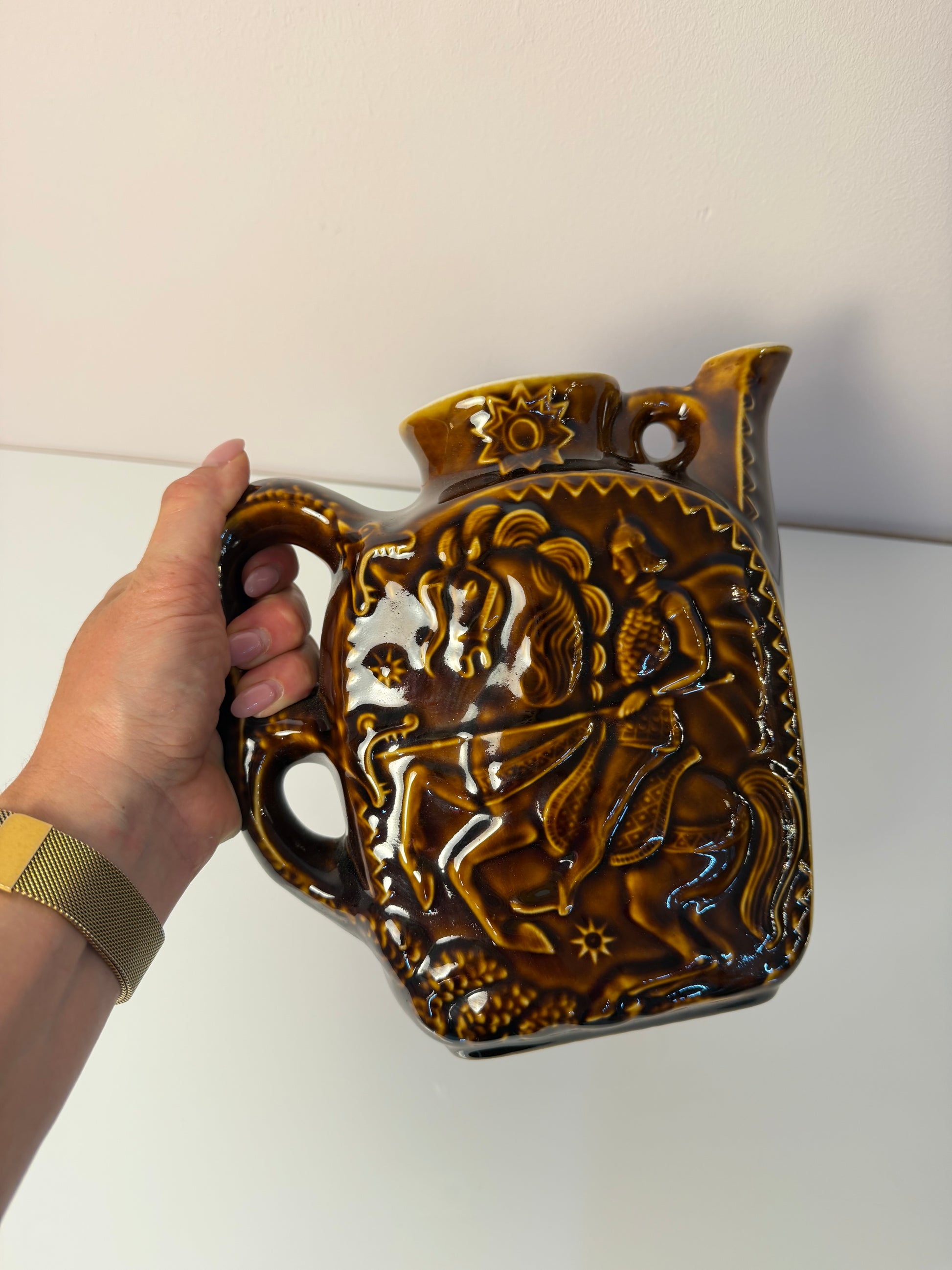 Karaffe braun Keramik mit Heiliger Georg Rittermotiv