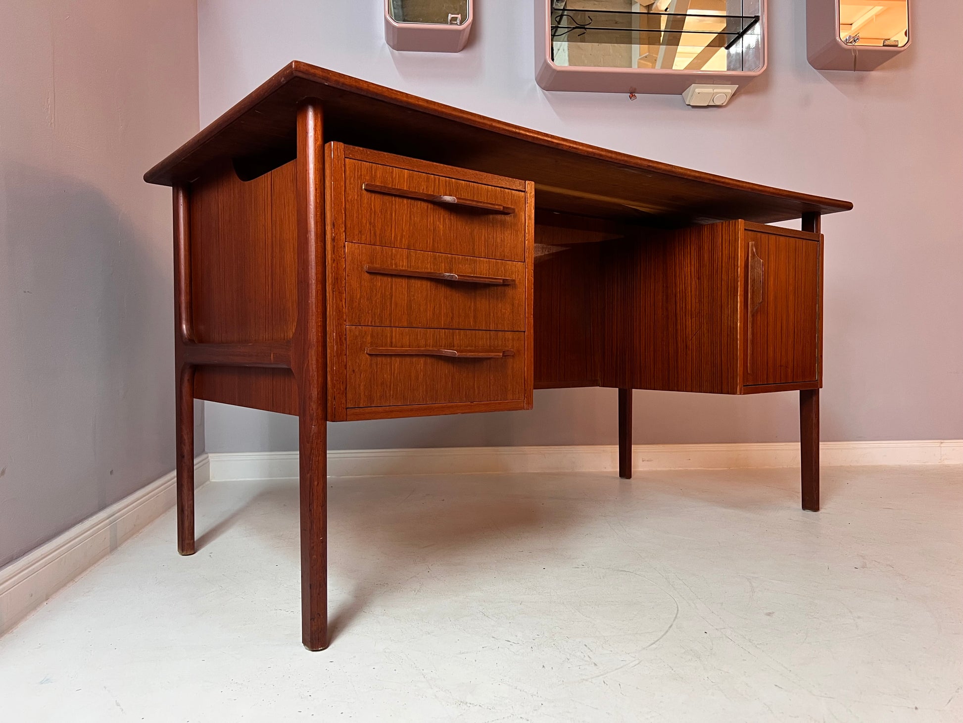 Schreibtisch „Boomerang“ Teak von IMHA Möbel