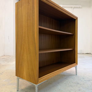Bücherregal Nussbaum mit neuen Chromfüßen von WK Möbel