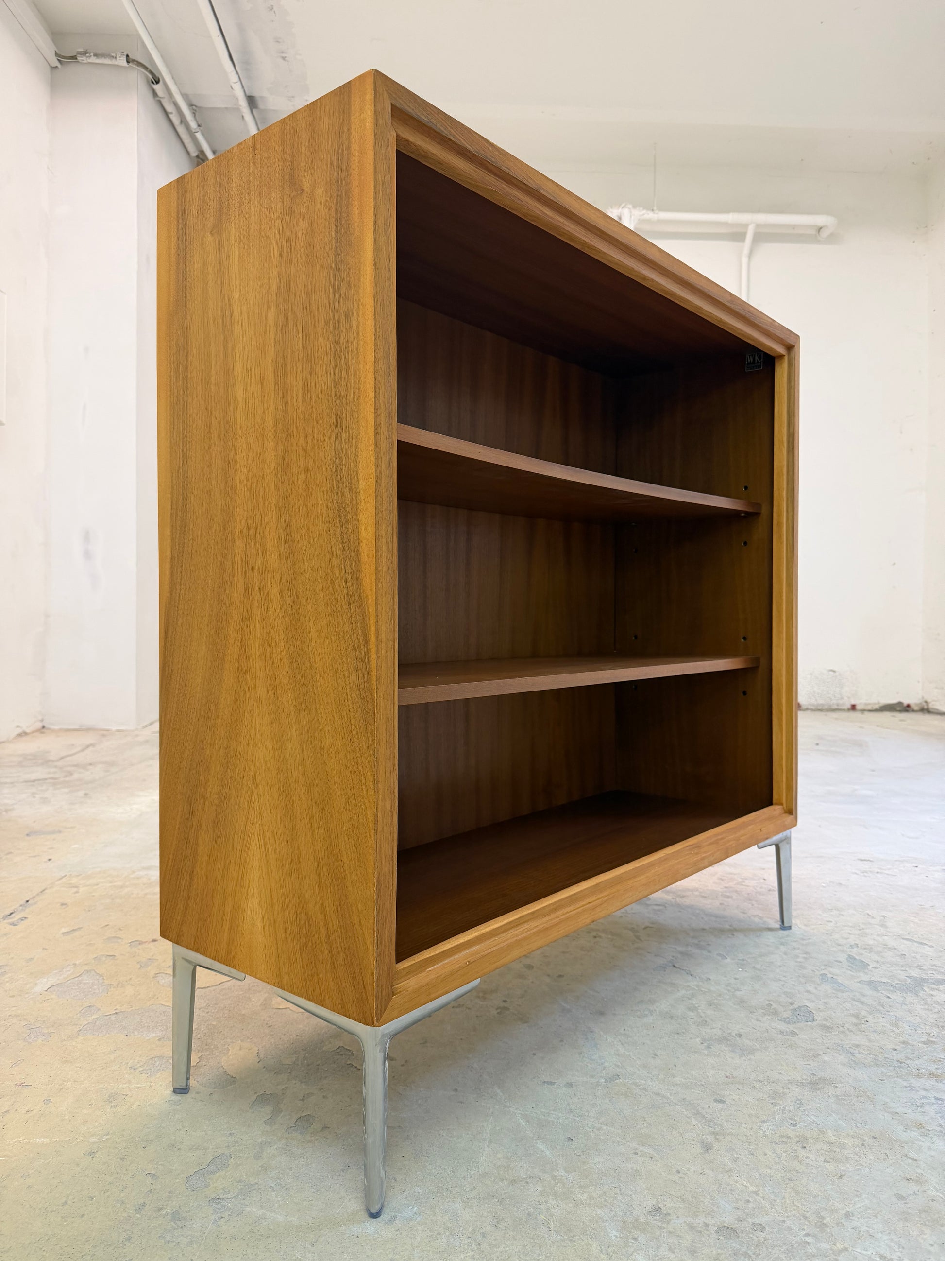 Bücherregal Nussbaum mit neuen Chromfüßen von WK Möbel
