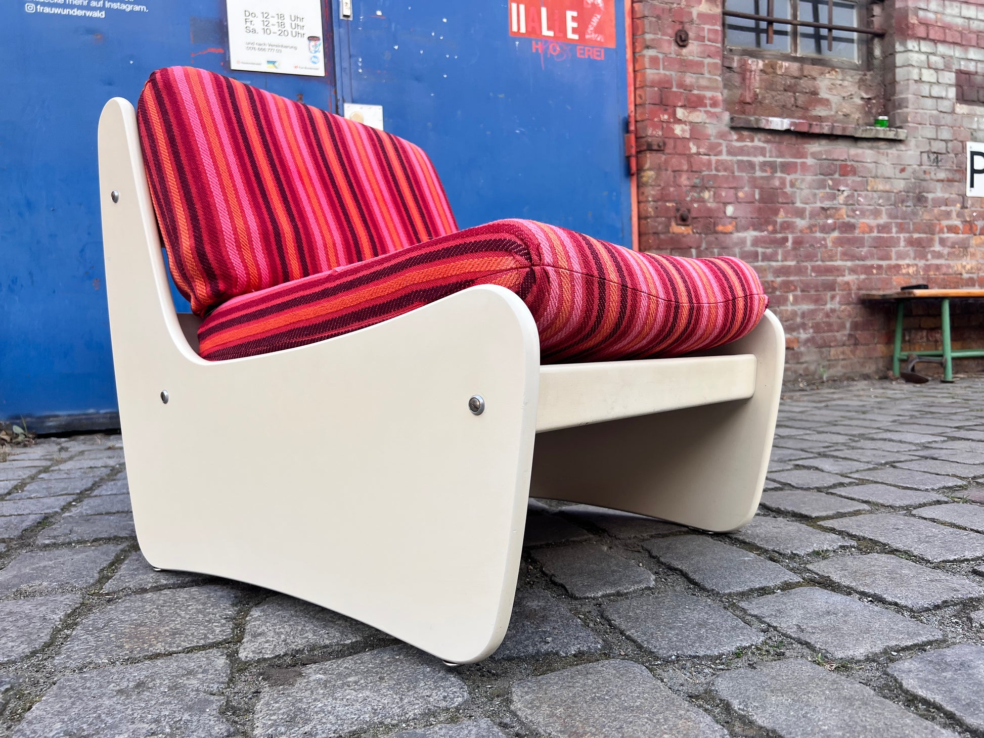 Sessel 70er pink gestreift