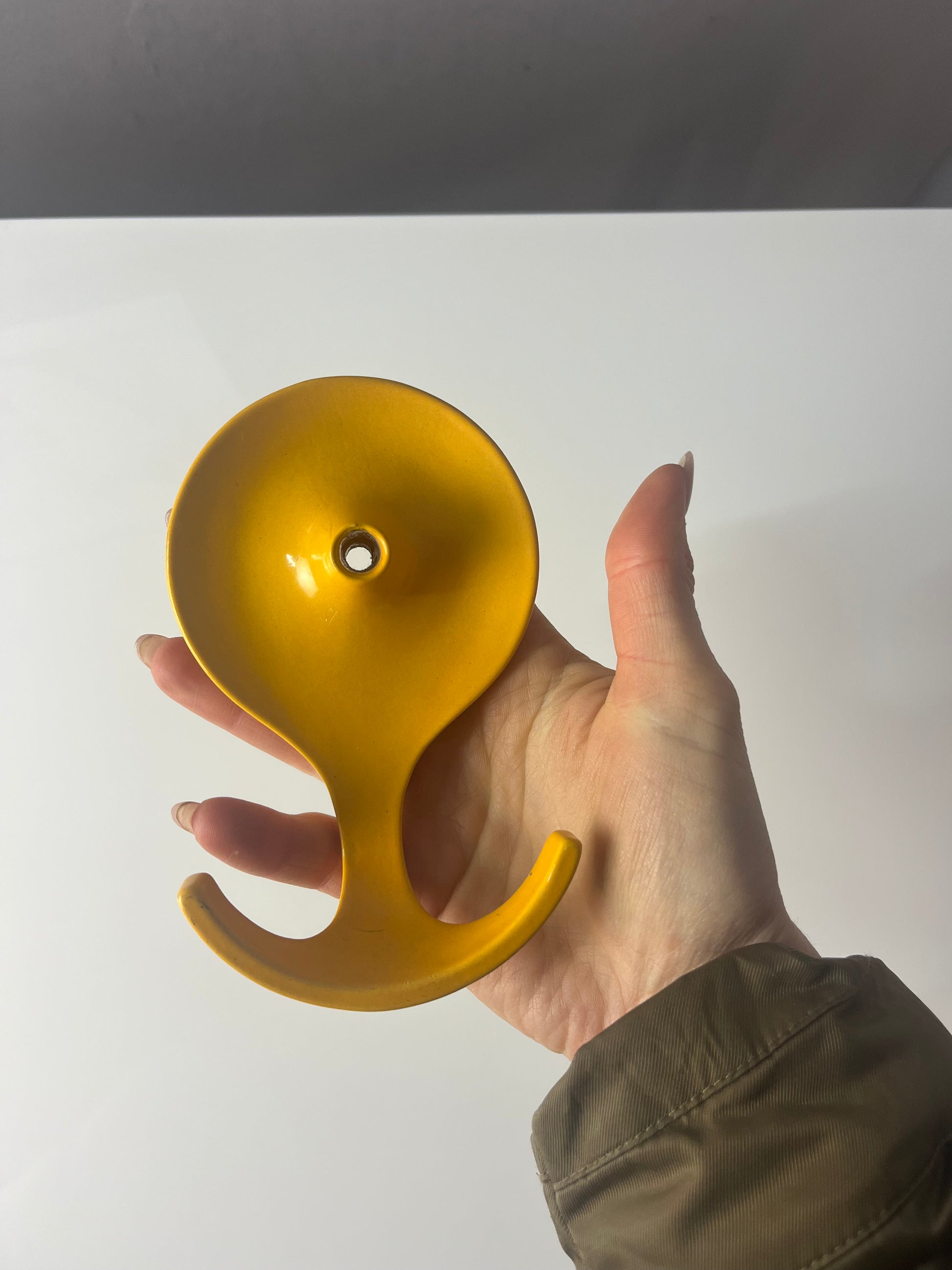 Wandhaken gelb Metall