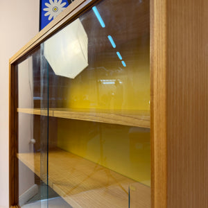 Vitrine Esche mit gelber Rückwand & neuen Hairpinlegs von Hellerau