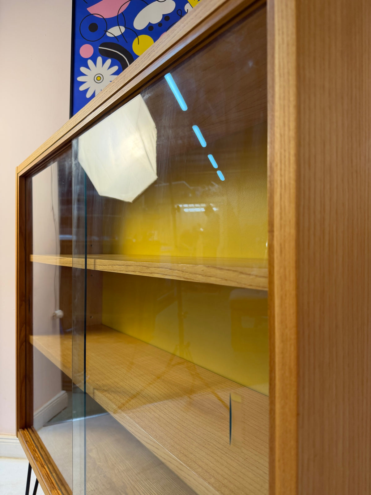 Vitrine Esche mit gelber Rückwand & neuen Hairpinlegs von Hellerau