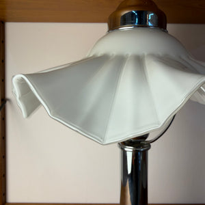 Tischlampe mit gewelltem Glasschirm & Chrom