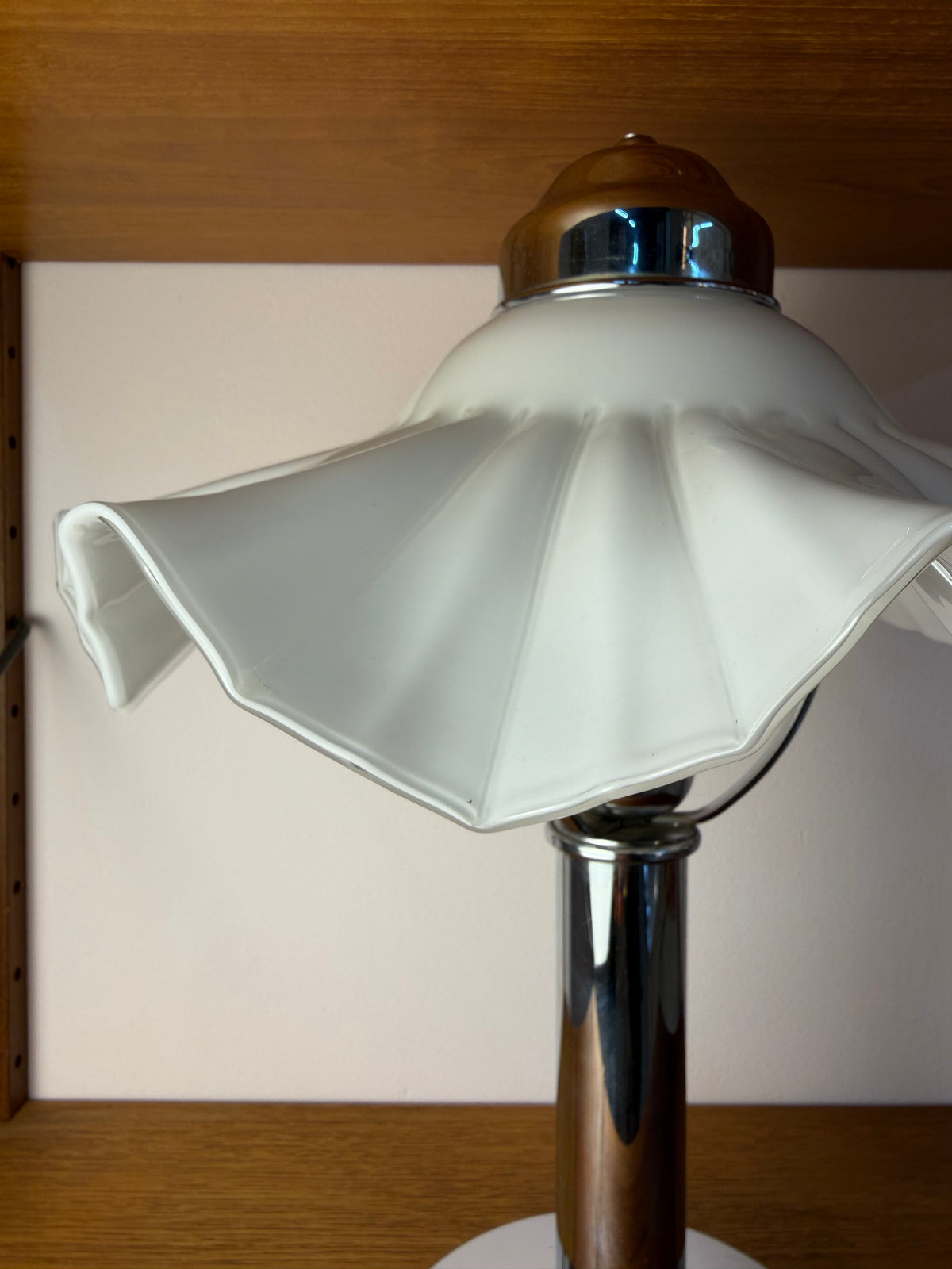 Tischlampe mit gewelltem Glasschirm & Chrom