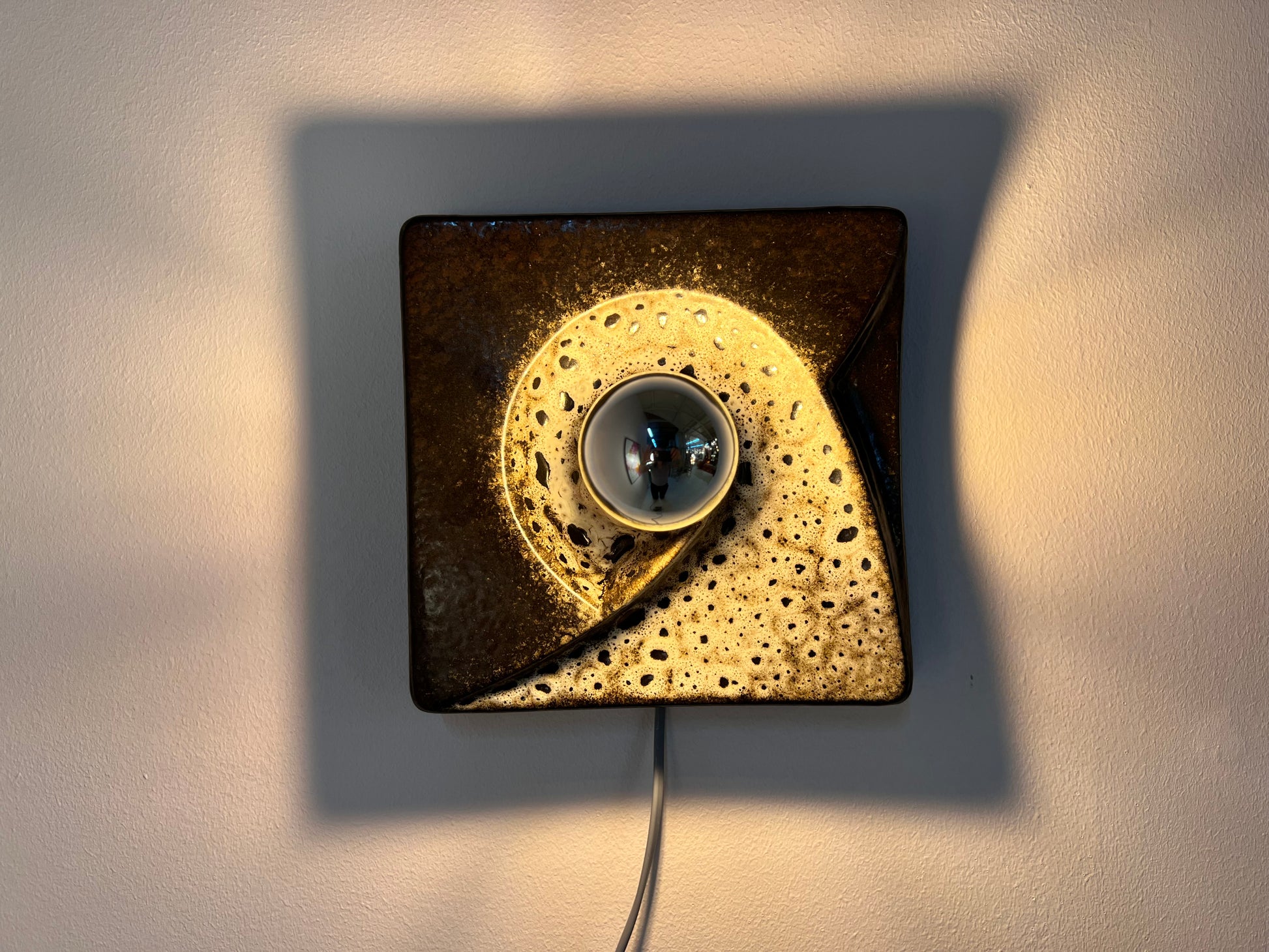 Wandlampe braun weiß Keramik von WGP PAN