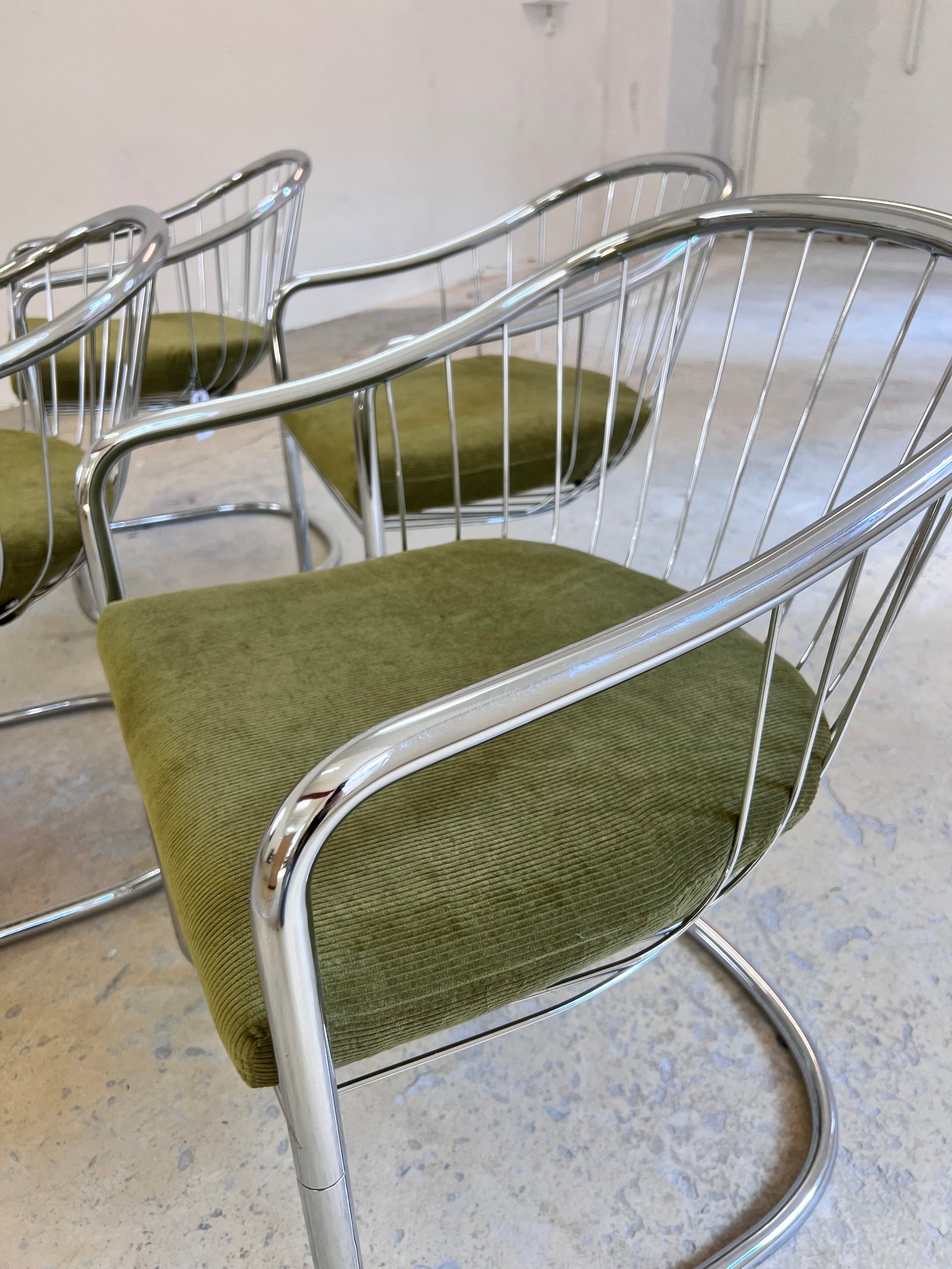Freischwinger Chrom mit neuem, grünen Sitzkissen von Gastone Rinaldi