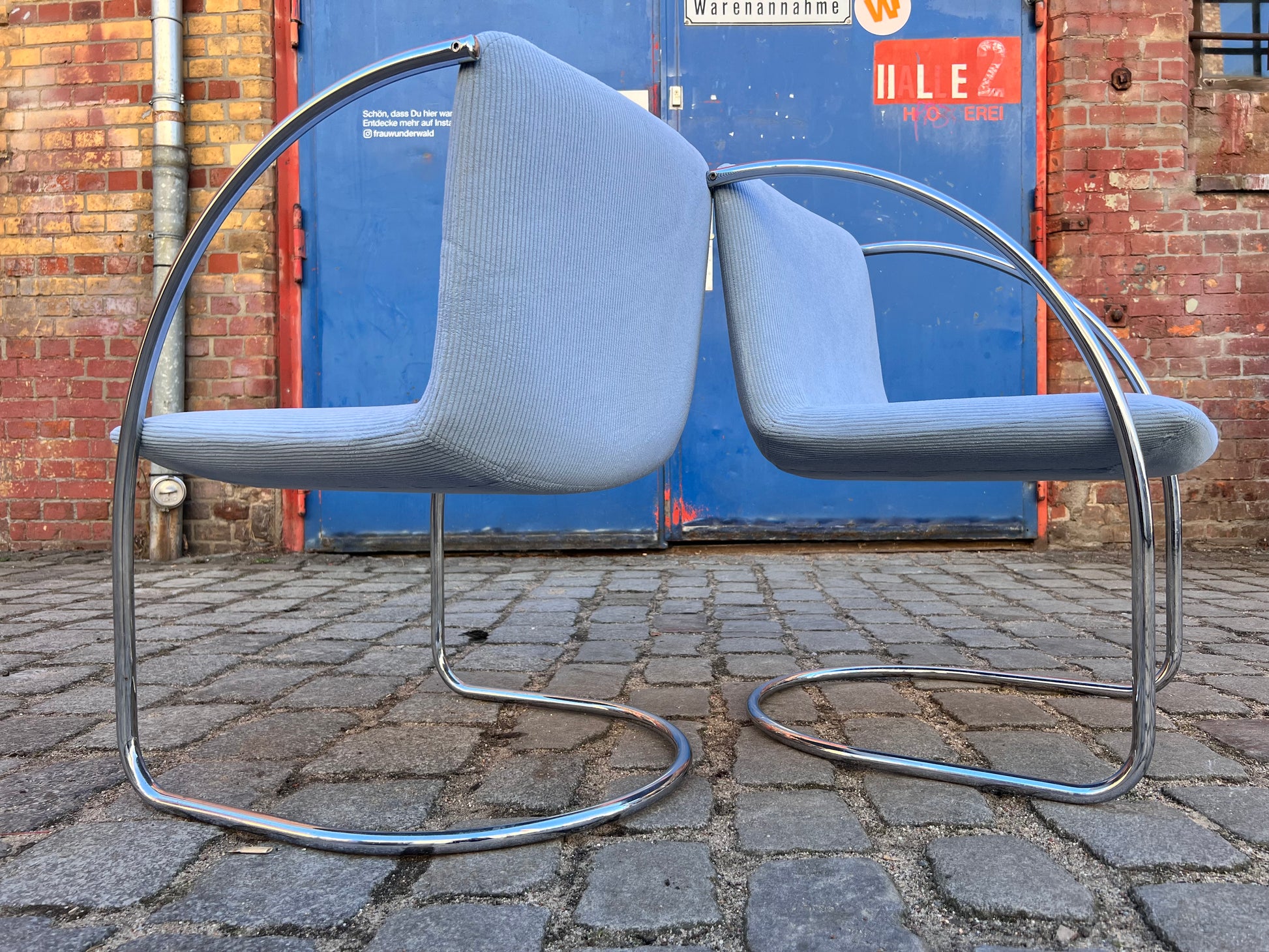 Freischwinger „Lens“ hellblau Cord & Chrom von Giovanni Offredi für Saporiti Italia