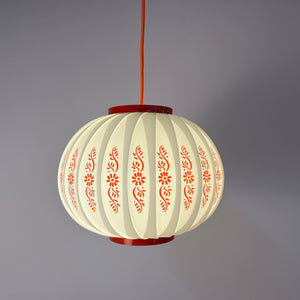 Hängelampe mit roten Blumendetails von Lars Schiøler