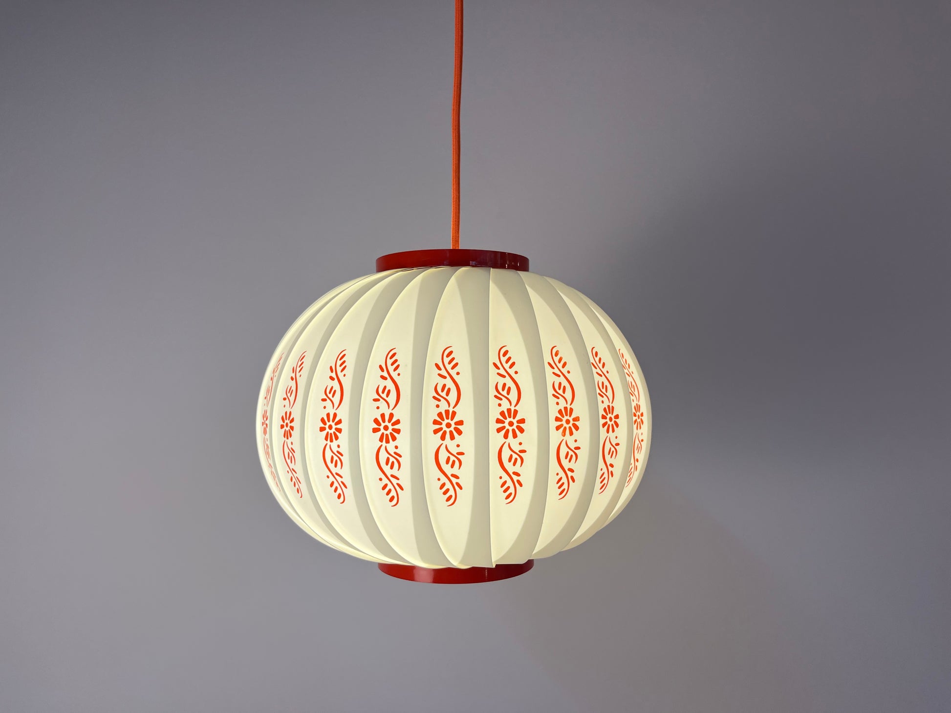 Hängelampe mit roten Blumendetails von Lars Schiøler