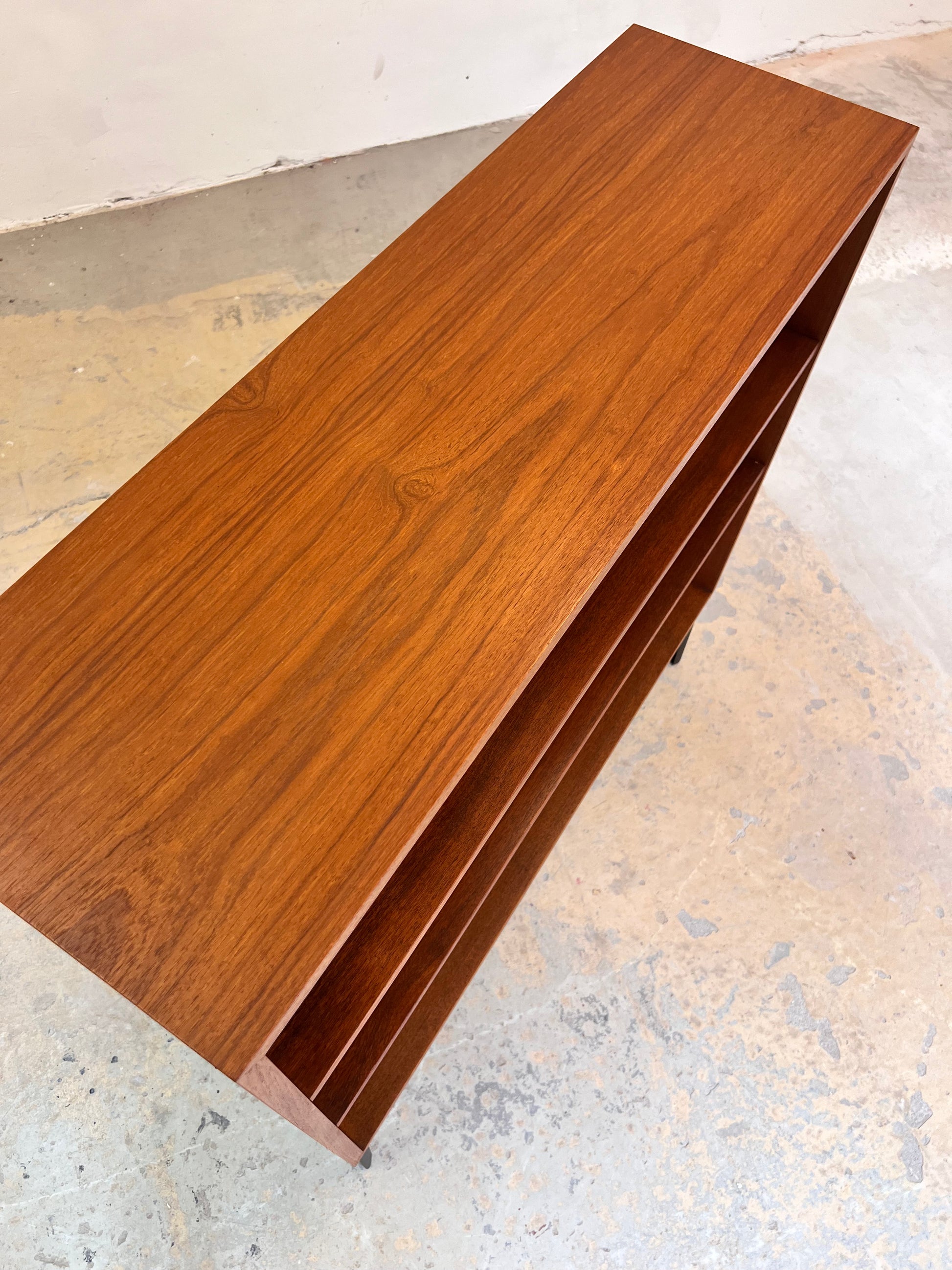 Regal Teak mit neuen Metallfüßen von IDEE Möbel