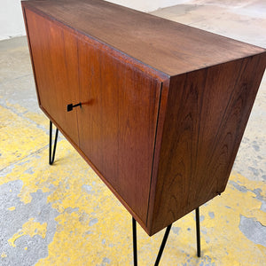 Schmale Kommode Teak auf Hairpinlegs aus Dänemark