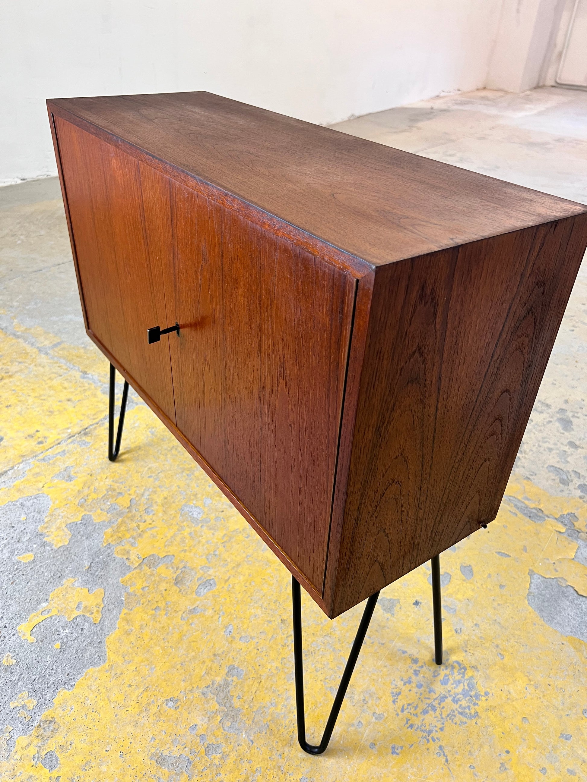 Schmale Kommode Teak auf Hairpinlegs aus Dänemark