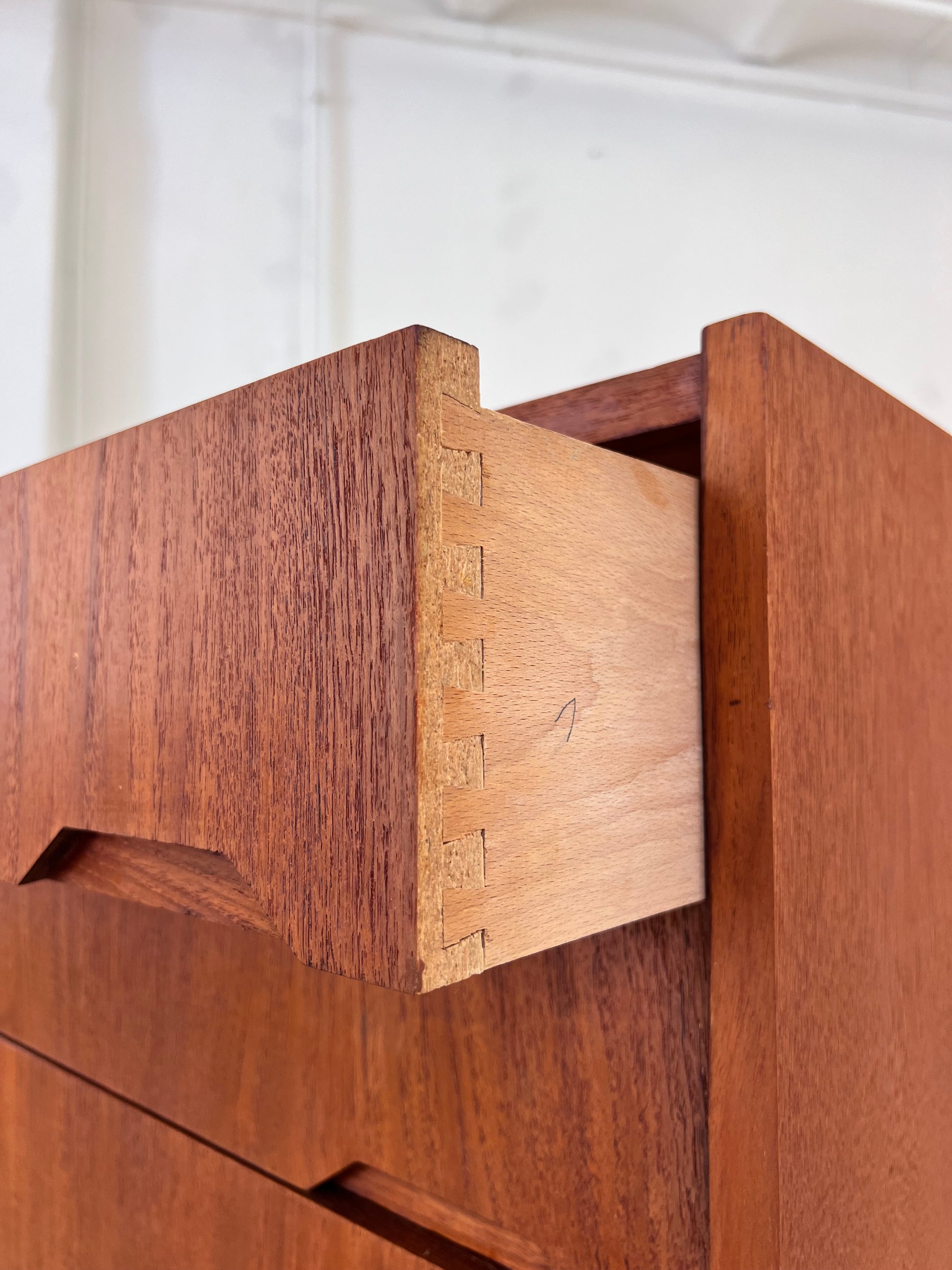 Kommode Teak mit eingelassenen Griffen aus Dänemark