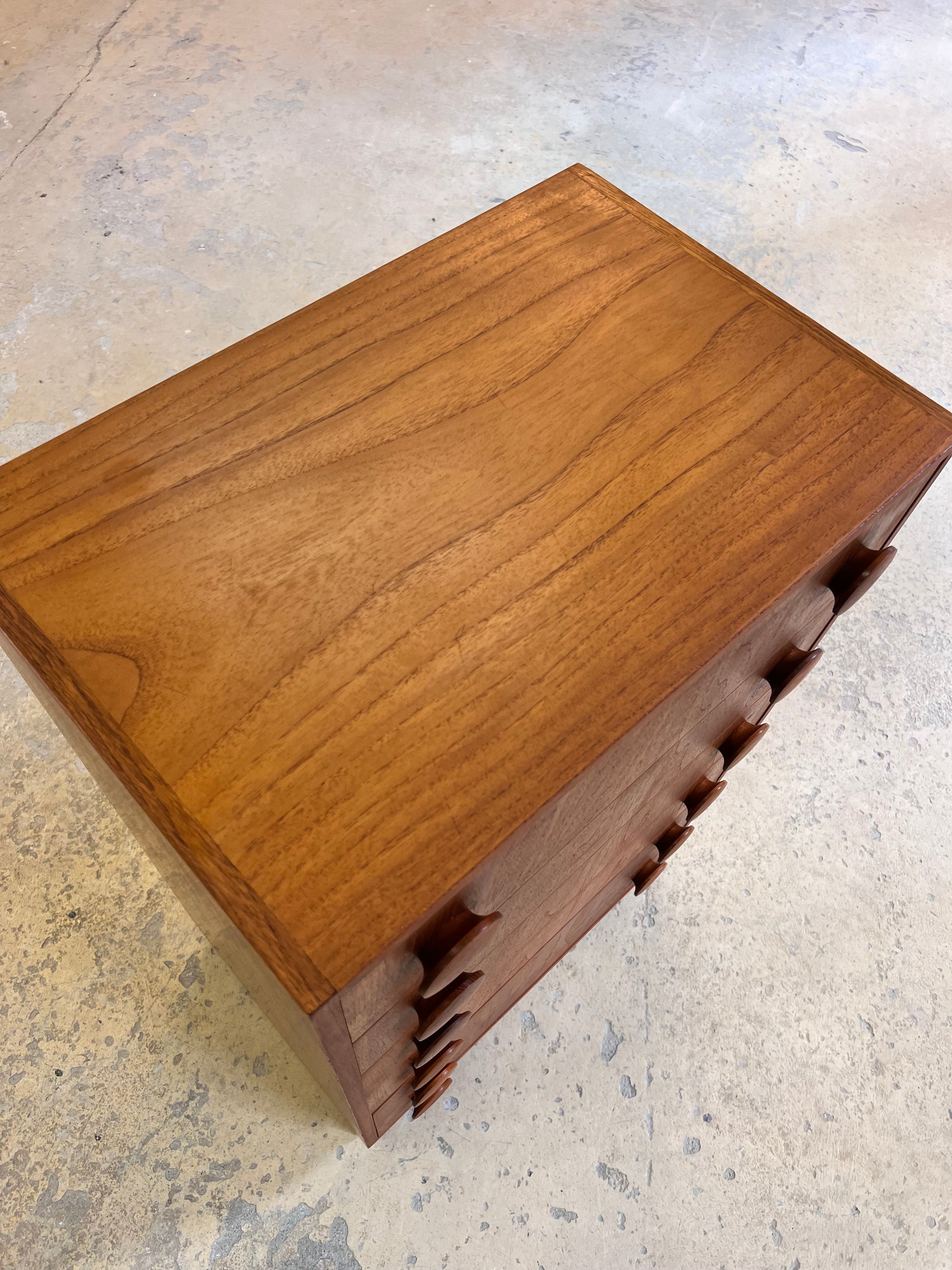 Kommode Teak mit runden Griffen aus Dänemark
